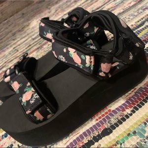 H&M black floral velcro platform teva look-a-like sandal foam roses size 41